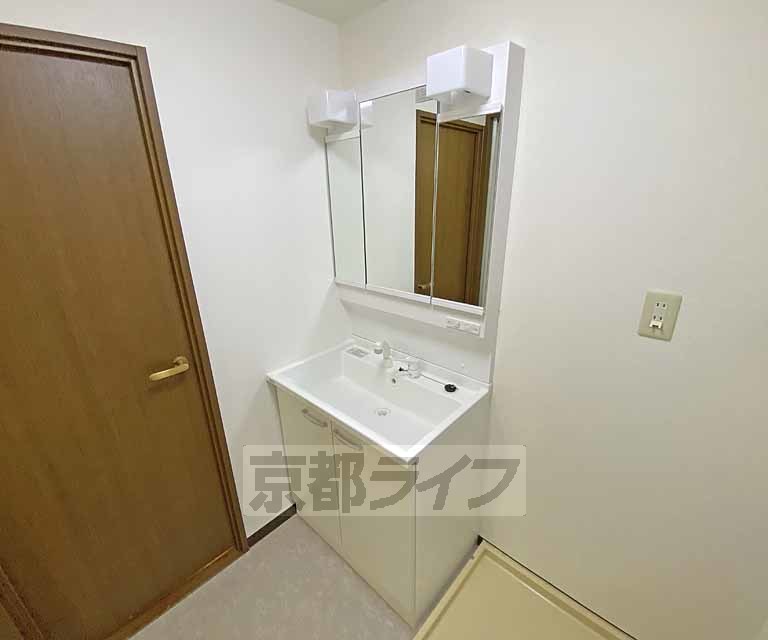 洗面設備　独立シャワー洗面台です。