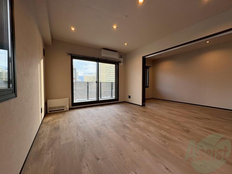 居室・リビング　日当たりが良くて心地よく過ごせそうなお部屋です。