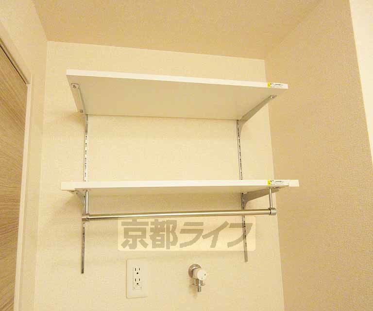 収納　洗濯機の上にも棚あります