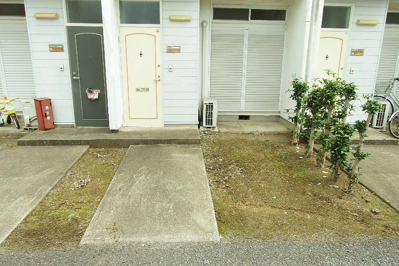 玄関　玄関横には専用スペース付き（自転車もバイクも置けます）