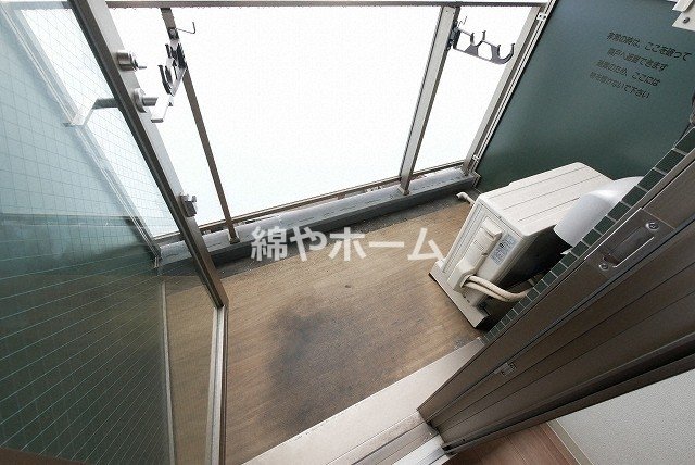 バルコニー　暖かな日差しのふりそそぐバルコニー