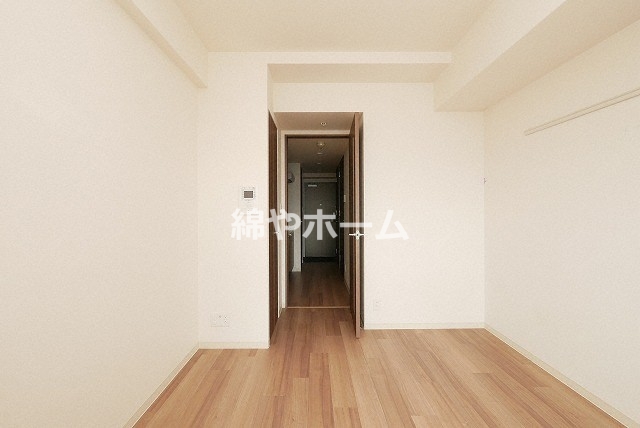 その他部屋・スペース　落ち着いた色調の寝室です