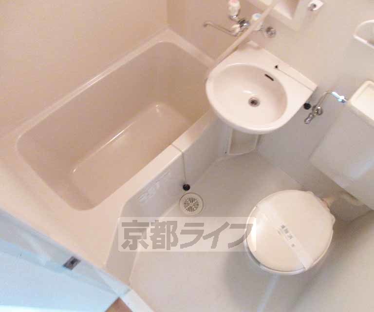 バス・シャワールーム　お風呂、洗面台、トイレの３点セットです