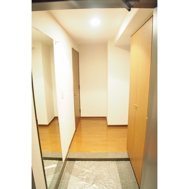 玄関　大きな鏡で身だしなみチェック