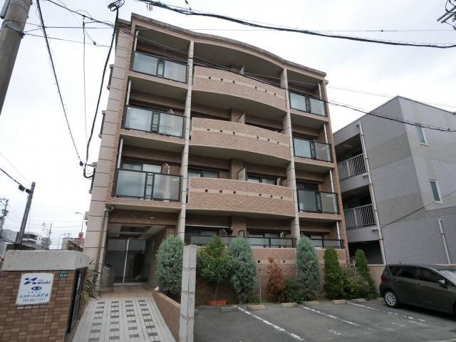駐車場　建物外観
