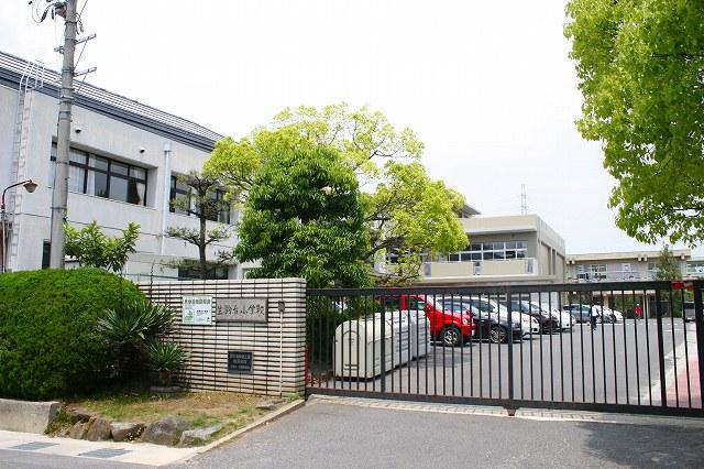 小学校　生駒市立生駒台小学校（小学校）まで859m