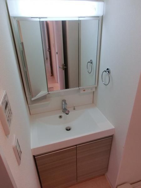 洗面設備　シャンプードレッサー付き洗面台