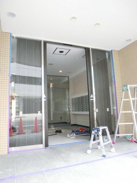 エントランス　非接触電子キー対応オートロック・防犯カメラなどハイセキュリ…