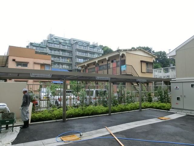 その他共有部分　駐輪場もエントランス内で防犯対策しっかり　防犯カメラ