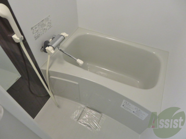 バス・シャワールーム　バスルームは狭すぎず、シャワーも浴びやすそうです。