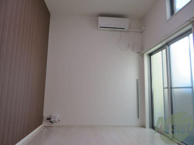 居室・リビング　６帖の洋室です。広々として、きれいですね。