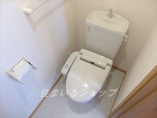 トイレ　シャワートイレ・収納棚あり