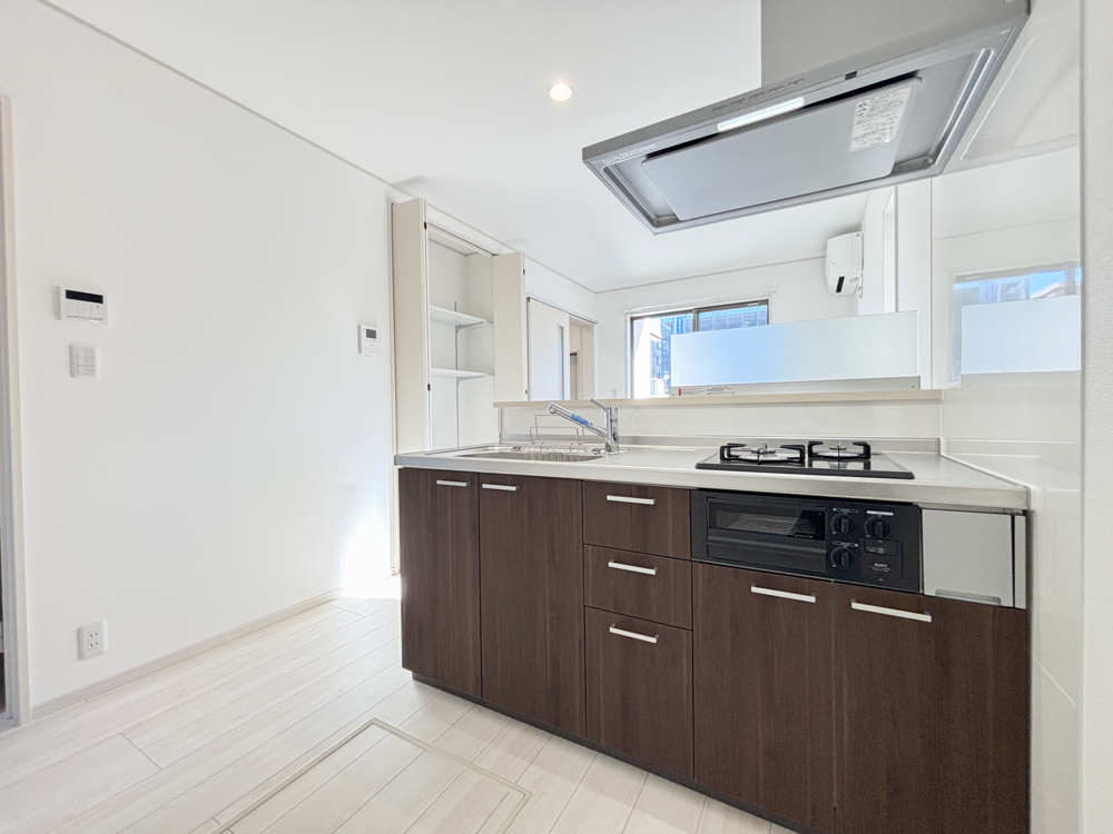 キッチン　収納豊富なキッチン！２口コンロなので本格的な料理も可能！