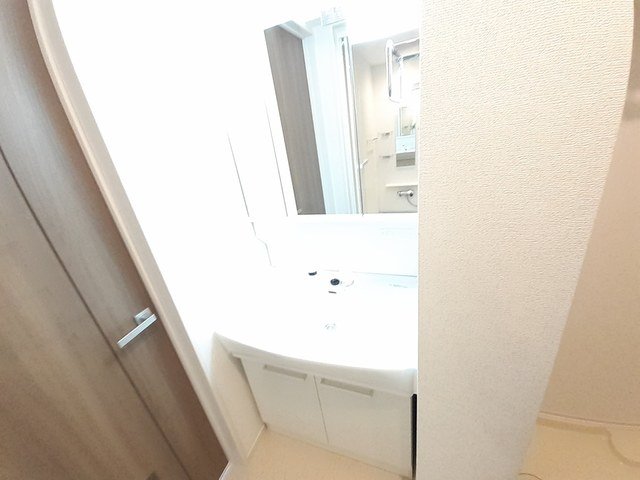 洗面設備　明るい洗面所です