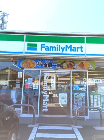 コンビニ　ファミリーマート（コンビニ）まで115m