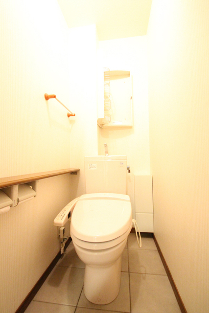 トイレ　収納もたくさんあるトイレ