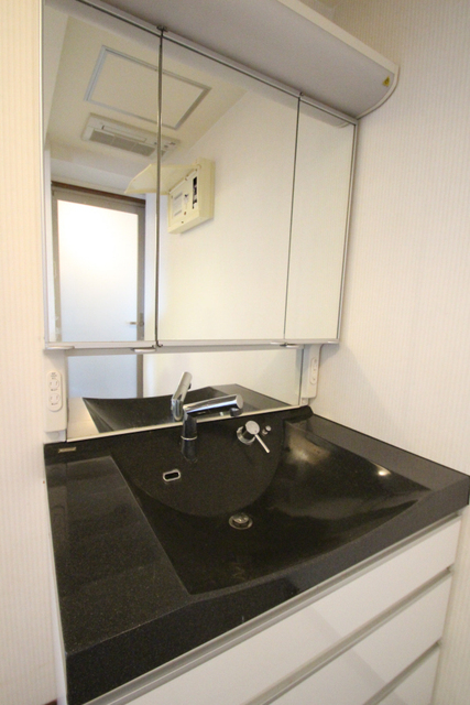 洗面設備　黒のおしゃれな独立洗面台