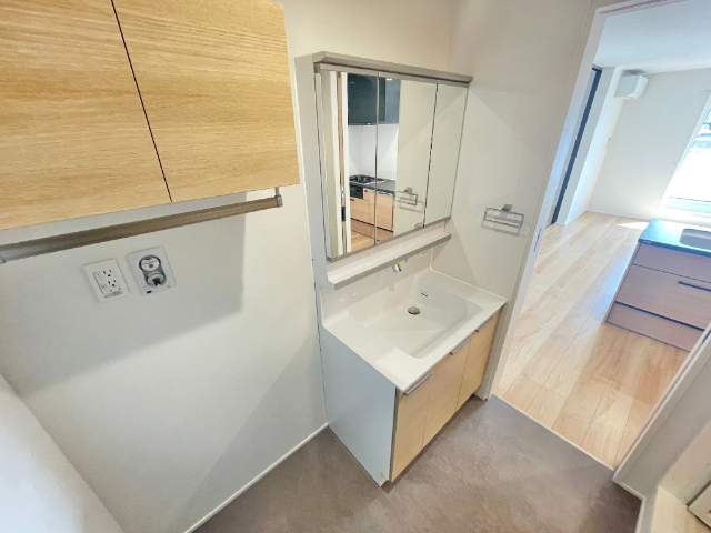 洗面設備　三面鏡のシャンプードレッサー