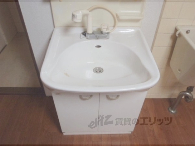 洗面設備　キッチンにある洗面台