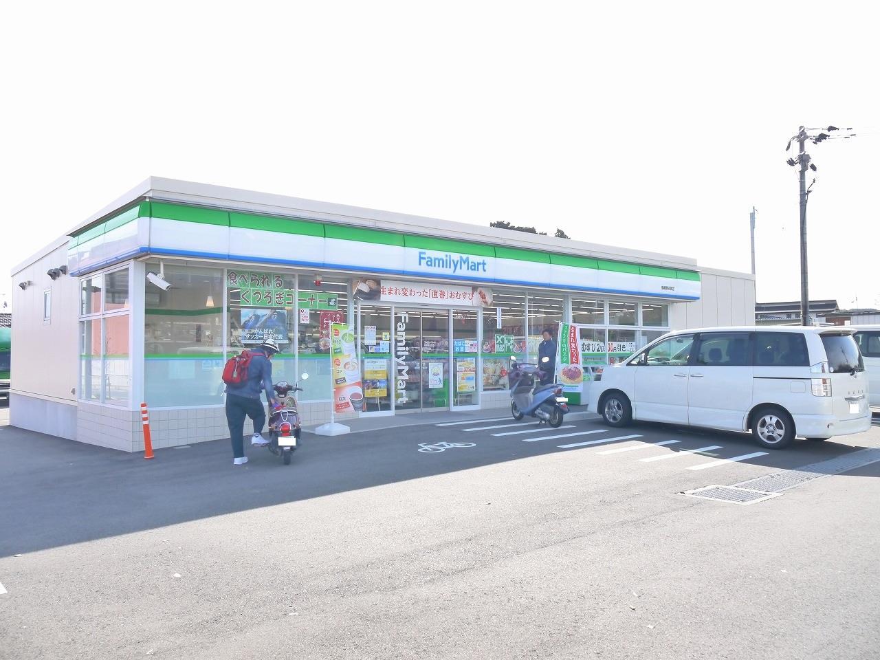 コンビニ　ファミリーマート（コンビニ）まで900m