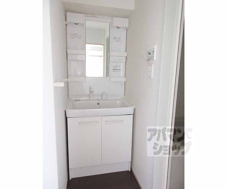 洗面設備　独立洗面台です