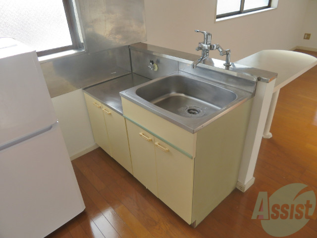 キッチン　シンプルなキッチンは自分好みにアレンジ頂けますね