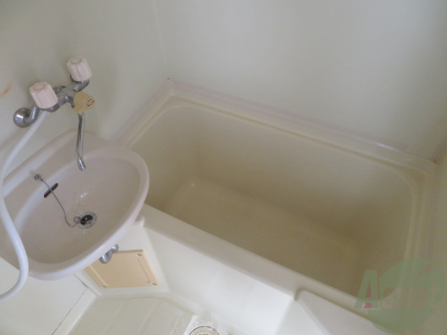 バス・シャワールーム　こちらはお風呂。一日の疲れをここで癒してください。