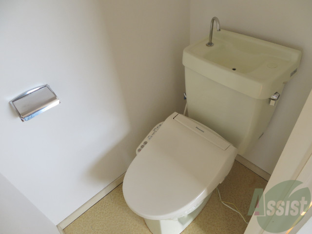 トイレ　ウォシュレット機能がついたトイレです。安心して使用できますね