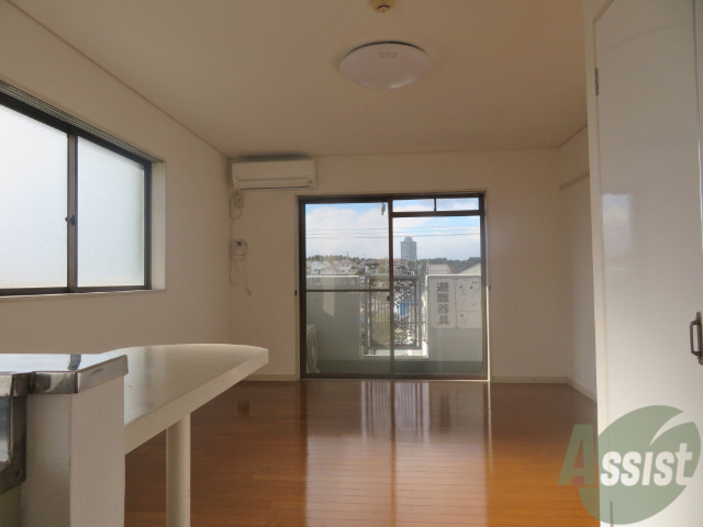 居室・リビング　こちらはリビングです。明るくていいですね。