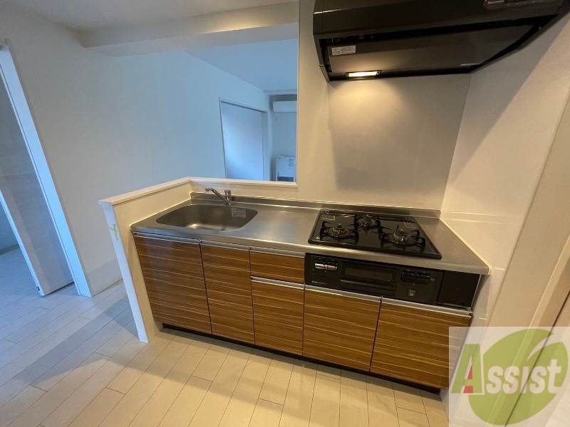 キッチン　対面キッチンになっているので料理しながらＴＶも見れますよ～。