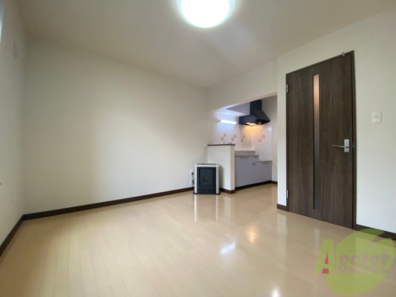 居室・リビング　木目のフローリングは落ち着きのある印象のお部屋になりますね。