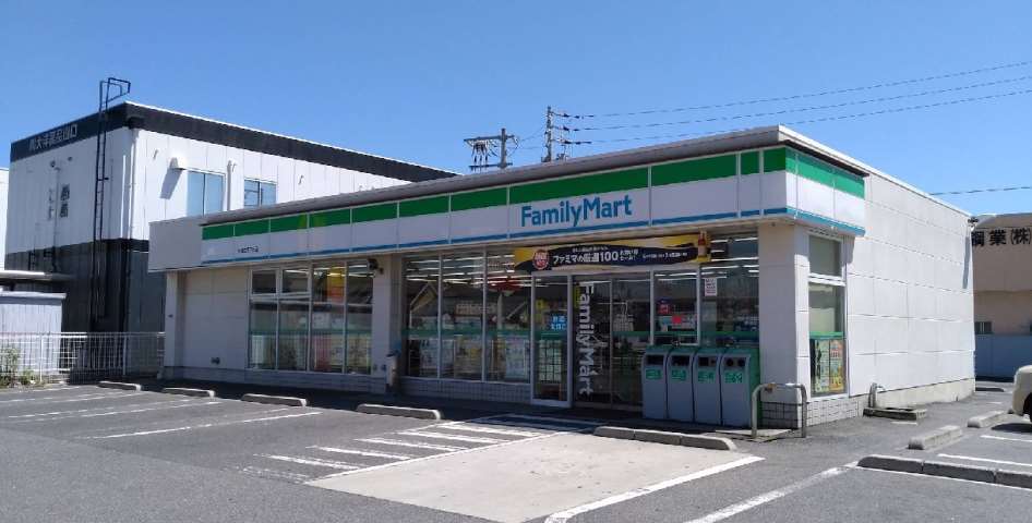 コンビニ　ファミリーマート（コンビニ）まで736m