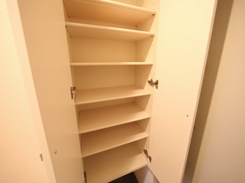 玄関　玄関　シューズボックス付（収納充実してます）