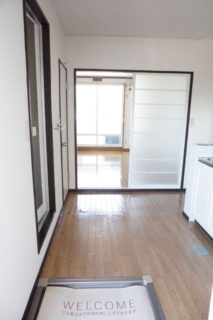 玄関　玄関から室内の様子