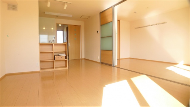 居室・リビング　※他号室の写真です。