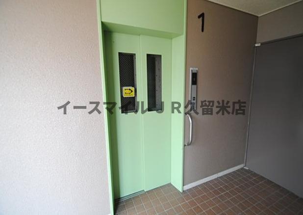 ロビー　エレベーターがついています