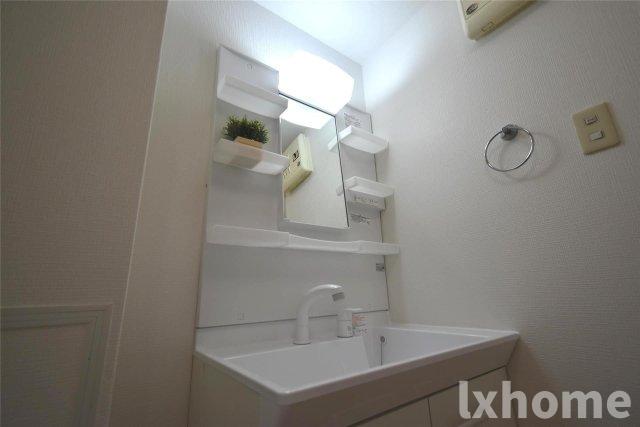 洗面設備　明るい洗面所です