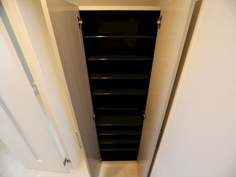 玄関　玄関　シューズボックス付（収納充実してます）