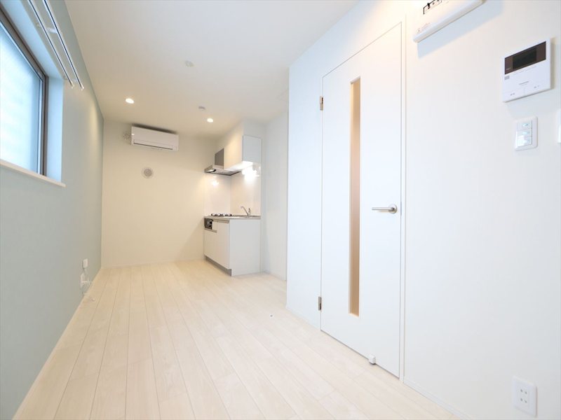 居室・リビング　ＬＤＫ8帖　システムキッチン　エアコン完備