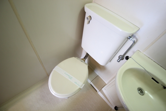 トイレ　※写真は別号室です