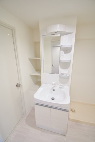 洗面設備　人気の独立洗面所にはうれしいシャンプードレッサー完備です。