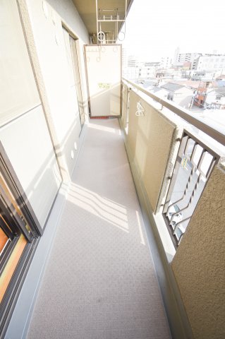 バルコニー　明るい南向きバルコニーです