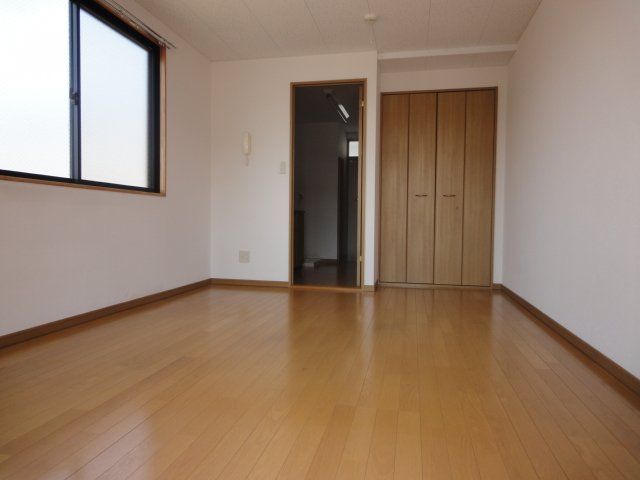 居室・リビング　角部屋のみ片側に窓付き