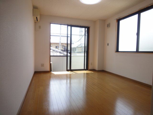 居室・リビング　角部屋のみ片側に窓付き