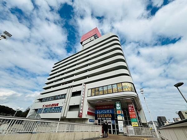 ショッピングセンター　サンビーチ追浜（ショッピングセンター）まで820m