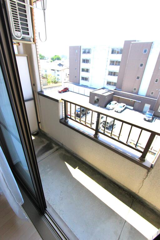 バルコニー　広々バルコニーで洗濯物を干しましょう♪