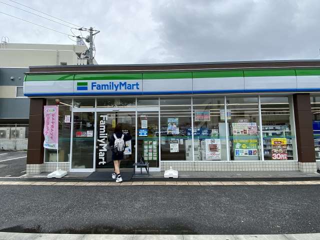 コンビニ　ファミリーマート（コンビニ）まで618m