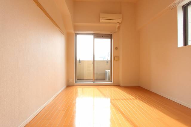 居室・リビング　７．８帖の洋間です。