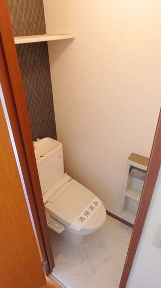 トイレ　★トイレは上部に嬉しい棚付です★