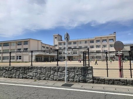 小学校　西部小学校（小学校）まで1110m
